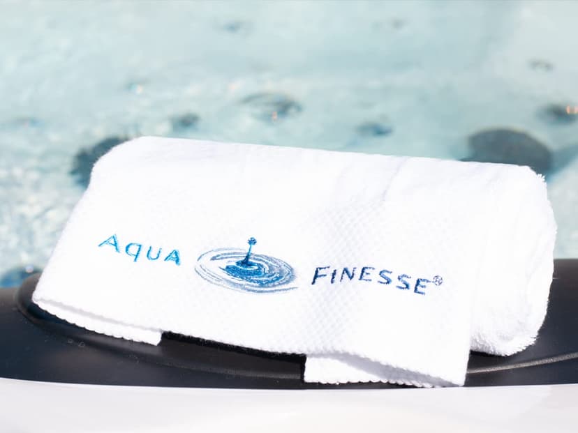 PoolSpezi AquaFinesse Boîte pour l'entretien de l'eau de jacuzzi et SPA avec granulés de chlore ou pastilles de chlore Édition limitée incl. serviette en éponge (pastilles) - 4