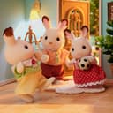 Sylvanian Families - La famille Lapin Chocolat - Set 4 figurines - Plongez dans l'univers de la famille Sylvanian - Figurines animaux miniatures - Jouet enfant 3 ans et + - 5655 - 5