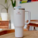 STANLEY 1913 Quencher H2.0 FlowState Mug Isotherme avec Paille 1.2L - Froid Pendant 11 Heures - Glacé Pendant 48 Heures - Thermos Lavable au Lave-Vaisselle - Gourde Inox Sans BPA - Rose Quartz - 2