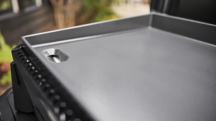 Weber Slate GP Plancha Premium 56 cm / 2 brûleurs, chaleur uniforme jusqu'au bord, jusqu'à 260 °C, surface de cuisson antiadhésive émaillée en porcelaine (56 x 41 cm), pieds réglables en hauteur, noir - 9