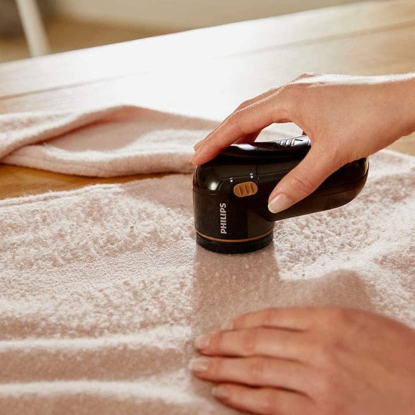Philips Fabric Shaver – Fast Pill Removal, 8800 RPM, Large Blade Surface, 3 Mesh Hole Sizes, Safe on All Fabrics, Easy Clean Container, 2 AA Batteries, Compact Design (GC026/80) - 4