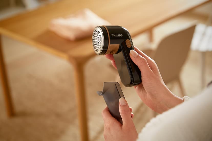 Philips Fabric Shaver – Fast Pill Removal, 8800 RPM, Large Blade Surface, 3 Mesh Hole Sizes, Safe on All Fabrics, Easy Clean Container, 2 AA Batteries, Compact Design (GC026/80) - 4