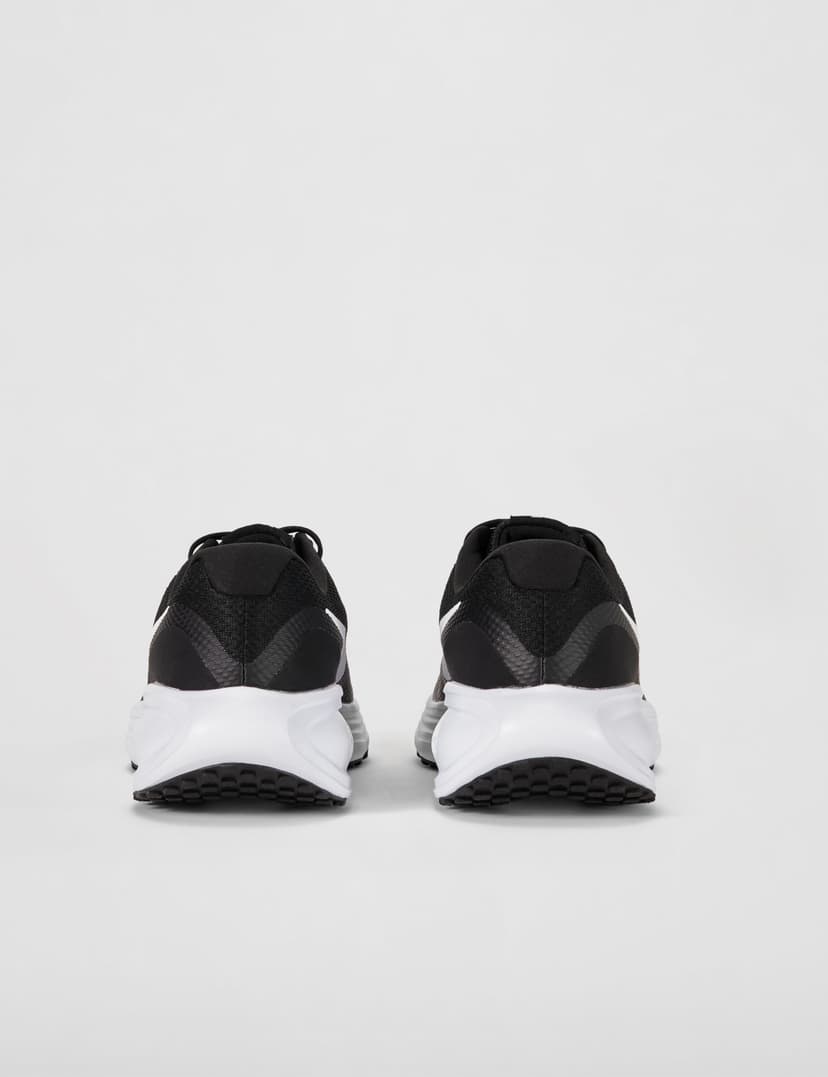 Nike Men's Revolution 8Sneaker - 7