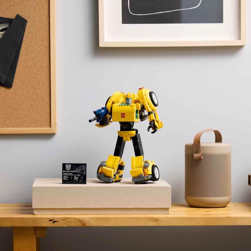 LEGO Icons Transformers Bumblebee - Figurine Robot Culte pour Adultes - Set de Construction Détaillé sur Le Thème du Cinéma pour Les Fans de Science-Fiction - Se Transforme en Véhicule 10338 - 2