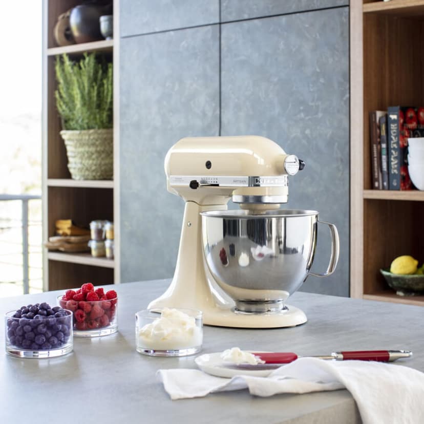 KitchenAid Robot Pâtissier - Artisan - Robot cuisine multifonctions à tête inclinable - Batteur avec 3 accessoires et Bol inox de 4,8 L - Crème - 6