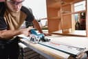 Bosch Professional 12V System scie circulaire sans-fil GKS 12V-26 (Ø de lame : 85 mm, avec 2 batteries 3,0Ah, chargeur rapide GAL 12V-40, calage L-BOXX, L-BOXX) - 5