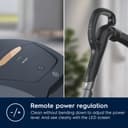 Electrolux Pure D8, Commandes à Distance, Aspirateur Traineau avec Sac, Ultra Silencieux, 57dB, Puissance Automatique Intelligente, Poignée avec Commandes et Affichage LED, PD82-8DB, Bleu Denim - 7