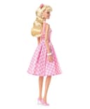 Barbie Le Film Poupée Mannequin Articulée Look Vintage en Robe Vichy Rose Et Blanche, avec Collier De Marguerites, À Collectionner, Jouet Enfant, HPJ96 - 8