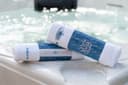 PoolSpezi AquaFinesse Boîte pour l'entretien de l'eau de jacuzzi et SPA avec granulés de chlore ou pastilles de chlore Édition limitée incl. serviette en éponge (pastilles) - 6