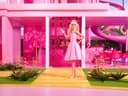 Barbie Le Film Poupée Mannequin Articulée Look Vintage en Robe Vichy Rose Et Blanche, avec Collier De Marguerites, À Collectionner, Jouet Enfant, HPJ96 - 2