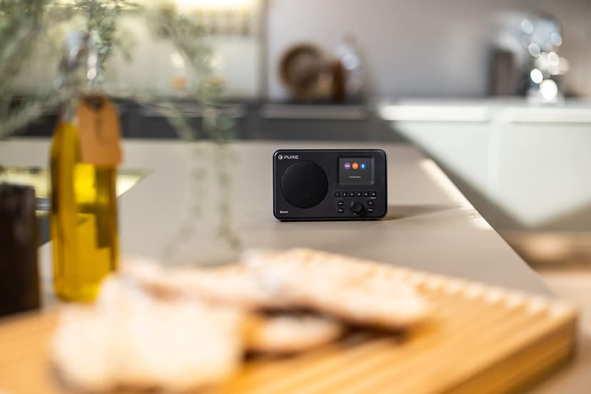 Pure Elan One Radio Dab+ Portable avec Bluetooth 5.0 (Radio Dab et FM, écran TFT, 20 Stations mémorisées, 3 Touches de présélection, Prise AUX 3,5 mm, Fonctionnement sur Piles Possible, USB), Noir - 4