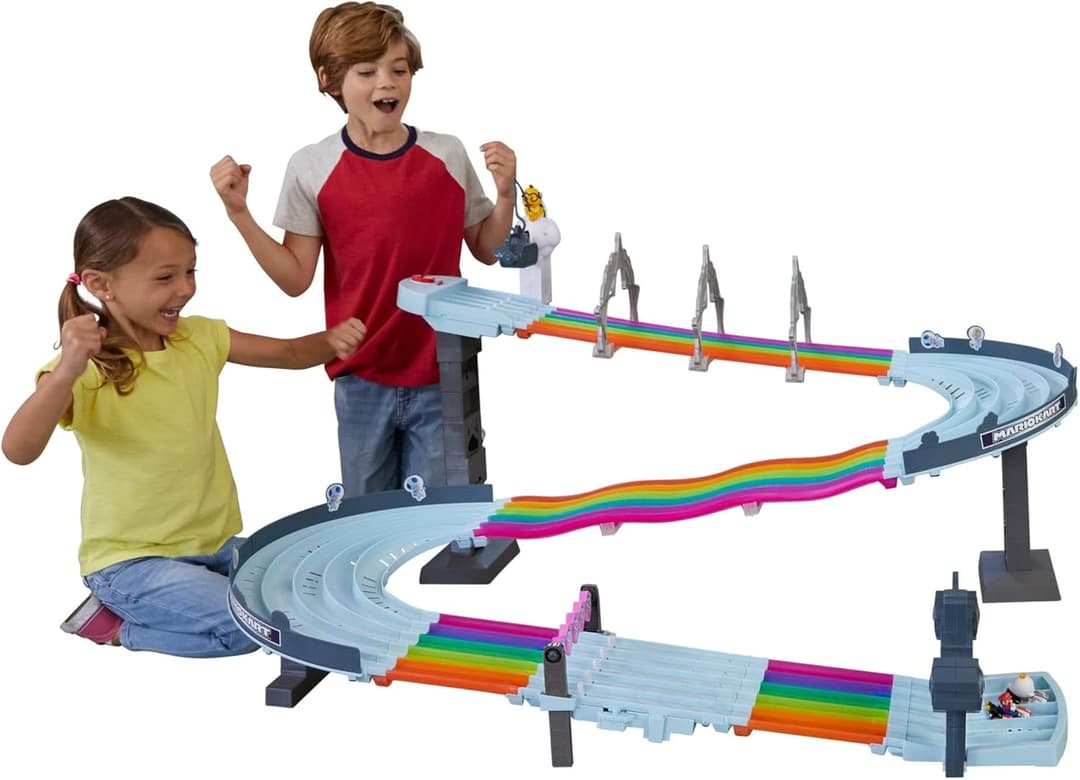 Hot Wheels Mario Kart - Pista Arcobaleno, playset di oltre 2 metri con luci e suoni, include 2 veicoli in scala 1:64 e 5 pezzi di pista, tracciato colorato, giocattolo per bambini, 4+ anni, GXX41