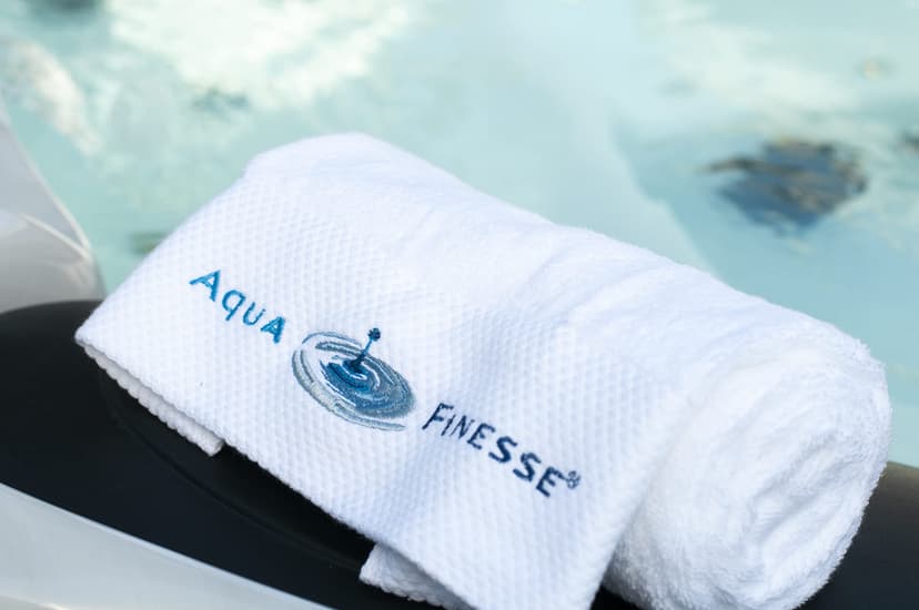 PoolSpezi AquaFinesse Boîte pour l'entretien de l'eau de jacuzzi et SPA avec granulés de chlore ou pastilles de chlore Édition limitée incl. serviette en éponge (pastilles) - 5