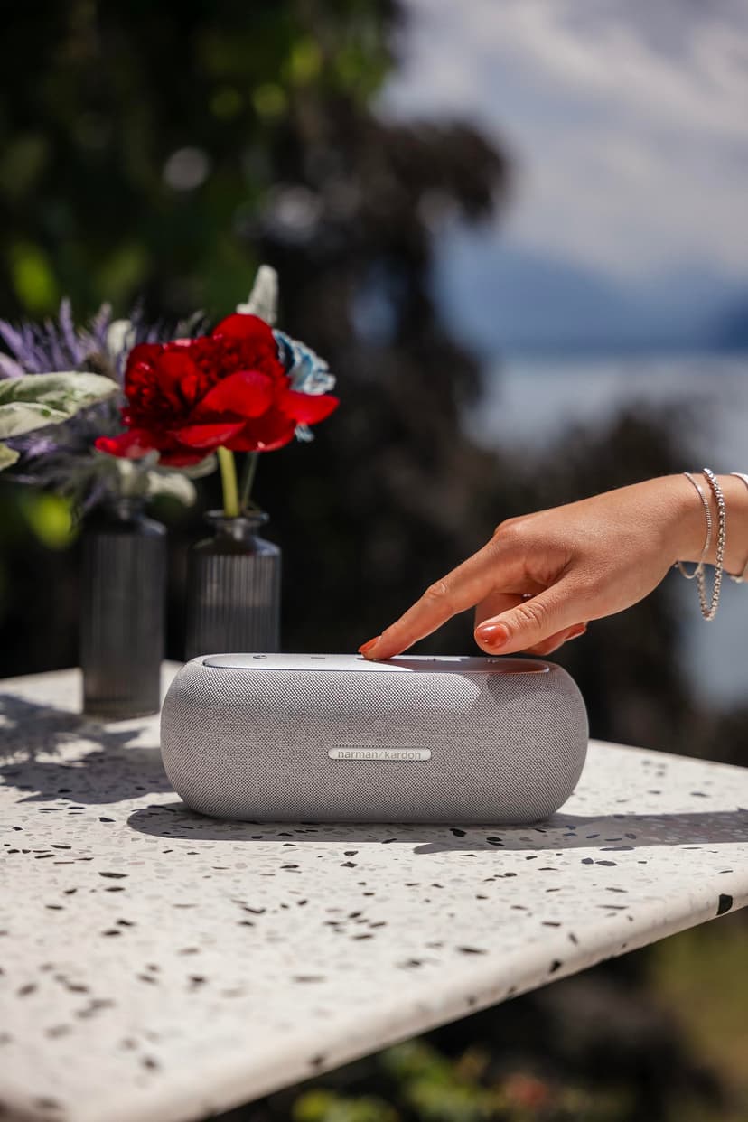 Harman Kardon Luna, Enceinte portable Bluetooth, autonomie de 12 h, étanche à l'eau et à la poussière IP67, son et basses puissantes, Gris - 3