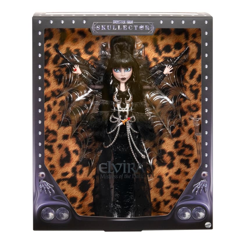 Monster High Elvira Maîtresse des ténèbres Poupée à Collectionner avec Robe en Similicuir Noir, Cape Chauve-Souris Scintillante et Accessoires Haut de Gamme, HYV99 - 8