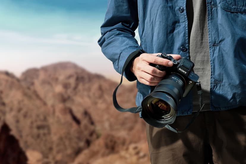 Sony Alpha 7R IV - Appareil Photo Hybride Plein Format - 61 MP, Vidéo 4K, Prise de Vue en Rafale 10 Images/Seconde, Eye-AF, Wi-FI, boîtier Seul – Idéal pour la Photographie Haute résolution - 7