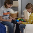 Hasbro Gaming Simon Classique, Jeu de Mémoire Électronique pour Enfants et Familles, dès 8 Ans, avec Sons et Lumières, Taille Compacte, Jeux de Voyage, Famille et Entre Amis - 8
