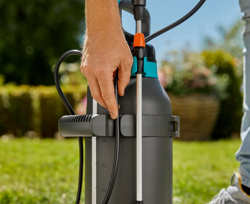 Gardena Pressure Sprayer 5 l EasyPump: Battery pressure sprayer with integrated foot tread, telescopic lance including locking function, shoulder strap and nozzle protection (11136-20) - 9