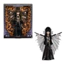 Monster High Elvira Maîtresse des ténèbres Poupée à Collectionner avec Robe en Similicuir Noir, Cape Chauve-Souris Scintillante et Accessoires Haut de Gamme, HYV99 - 1
