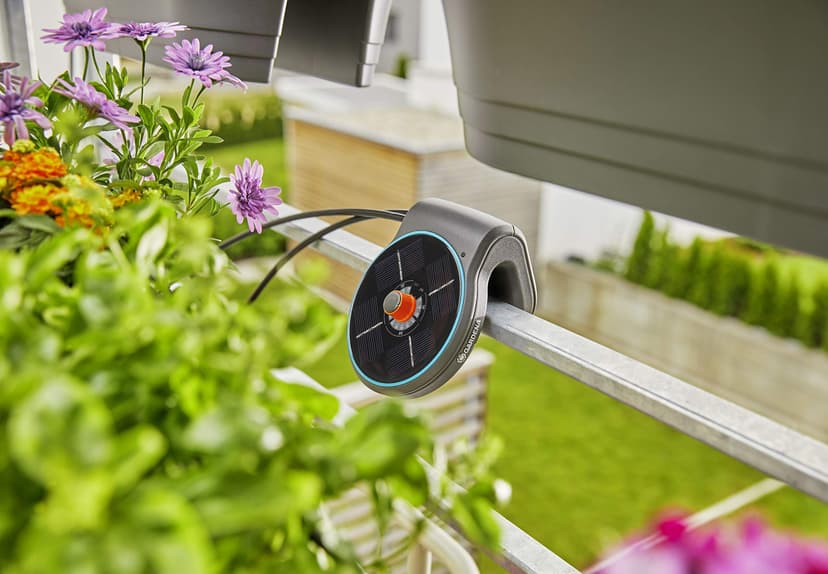 Ensemble d’arrosage solaire Gardena AquaBloom : Système d’arrosage fonctionnant à l’énergie solaire pour plantes de balcon et en pot, jusqu’à 4 m de hauteur, quelle que soit la saison (13300-20) - 8