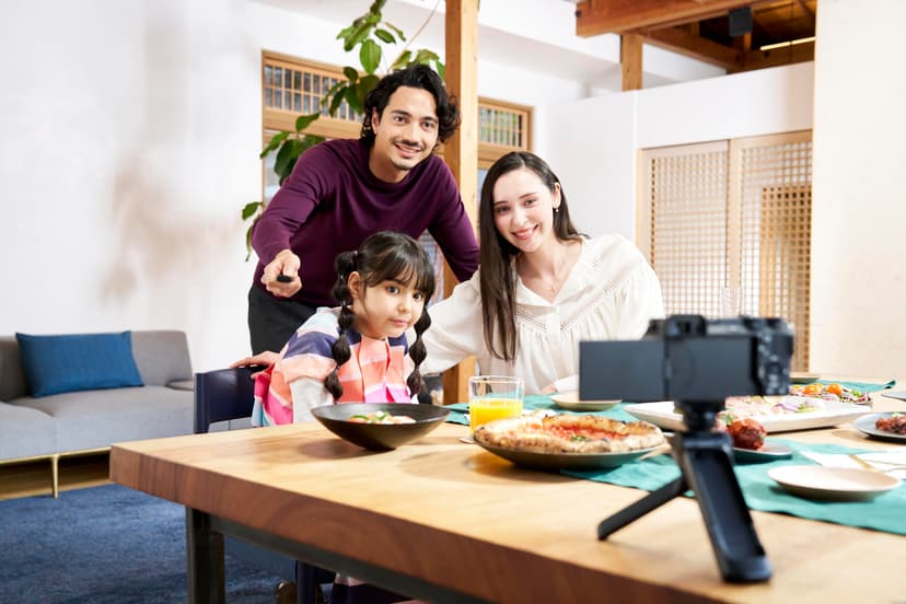 Sony Alpha ZV-E10 | Caméra Vlog à objectif interchangeable sans miroir APS-C (écran pivotant pour le vlogging, vidéo 4K, mise au point automatique des yeux en temps réel) Noir - 4