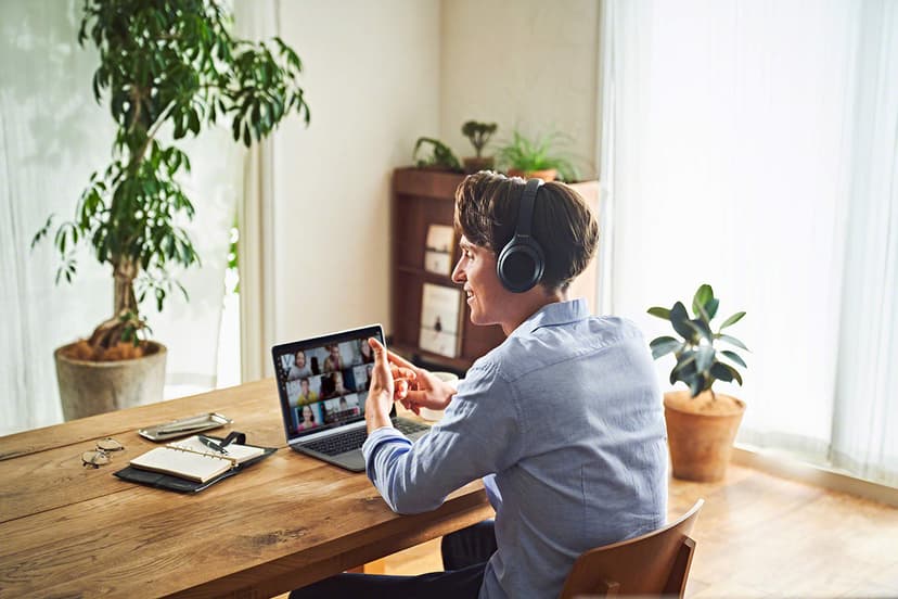 Sony WH-1000XM4 Noise Cancelling Wireless Headphones - 30 hours battery life - Over Ear style - Optimised for Alexa and the Google Assistant - with built-in mic for phone calls - Black - 5