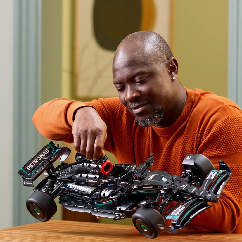 LEGO Technic Mercedes-AMG F1 W14 E Performance Set for Adults to Build, Scale Formula One Race Car Model Building Kit, Collectible Home or Office Décor, Birthday Gifts for men, Women, Him or Her 42171 - 2