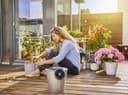 Ensemble d’arrosage solaire Gardena AquaBloom : Système d’arrosage fonctionnant à l’énergie solaire pour plantes de balcon et en pot, jusqu’à 4 m de hauteur, quelle que soit la saison (13300-20) - 9