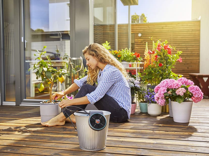 Ensemble d’arrosage solaire Gardena AquaBloom : Système d’arrosage fonctionnant à l’énergie solaire pour plantes de balcon et en pot, jusqu’à 4 m de hauteur, quelle que soit la saison (13300-20) - 9
