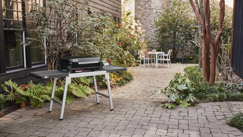 Weber Slate GP Plancha Premium 56 cm / 2 brûleurs, chaleur uniforme jusqu'au bord, jusqu'à 260 °C, surface de cuisson antiadhésive émaillée en porcelaine (56 x 41 cm), pieds réglables en hauteur, noir - 8