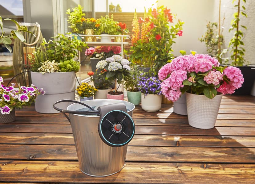 Ensemble d’arrosage solaire Gardena AquaBloom : Système d’arrosage fonctionnant à l’énergie solaire pour plantes de balcon et en pot, jusqu’à 4 m de hauteur, quelle que soit la saison (13300-20) - 5