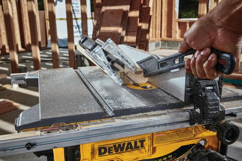 DEWALT - Scie à Table Compacte 210 mm - DWE7485-QS - Scie sur Table Filaire 1850 W - Idéale pour Coupe de Pièces de Grandes Tailles - Largeur de Coupe 622 mm - 4