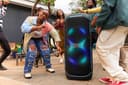 JBL PartyBox Ultimate, puissante enceinte Bluetooth sans fil, connectivité WiFi, basses puissantes, JBL Pro Sound, éclairage dynamique intégré et transportable sur roues - 2