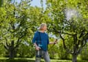 Gardena Pressure Sprayer 5 l EasyPump: Battery pressure sprayer with integrated foot tread, telescopic lance including locking function, shoulder strap and nozzle protection (11136-20) - 3