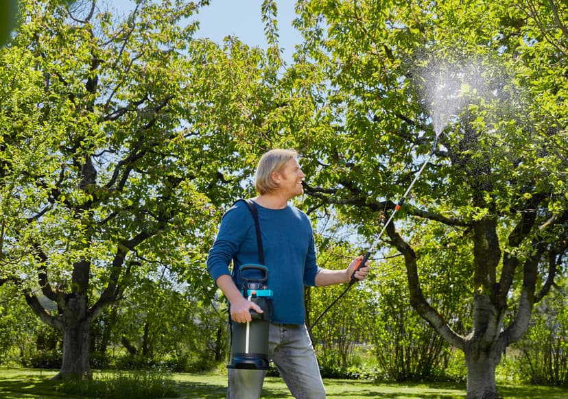 Gardena Pressure Sprayer 5 l EasyPump: Battery pressure sprayer with integrated foot tread, telescopic lance including locking function, shoulder strap and nozzle protection (11136-20) - 3
