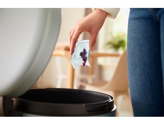 Philips Rasoir Anti Bouloche - Élimination Rapide des Peluches, rase bouloche de 8800 TR/Min, 3 Lames, pour Tous Tissus, bac Facile à Nettoyer, 2 Piles AA, Design Compact, Bleu/Blanc (GC026/00) - 2