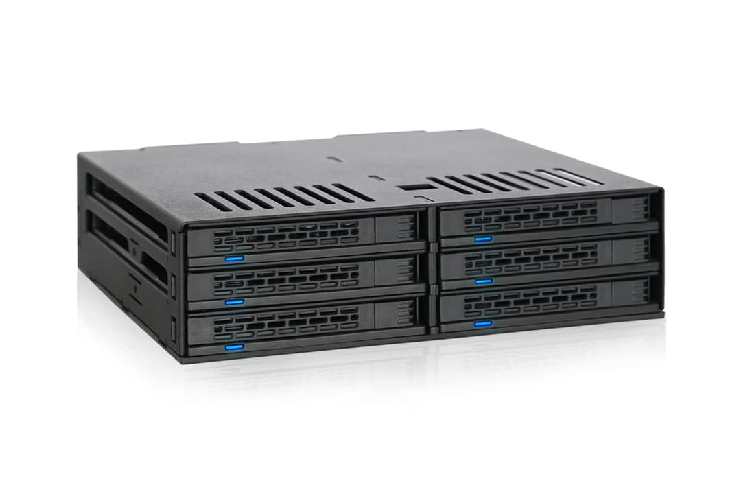 ICY DOCK 4-Bay U.2/U.3 PCIe 4.0 NVMe SSD Mobile Rack with Screwless Trays in 5.25 Inch Bay - ExpressCage MB324V4P-B