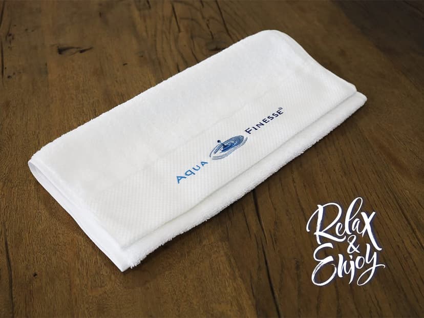 PoolSpezi AquaFinesse Boîte pour l'entretien de l'eau de jacuzzi et SPA avec granulés de chlore ou pastilles de chlore Édition limitée incl. serviette en éponge (pastilles) - 2