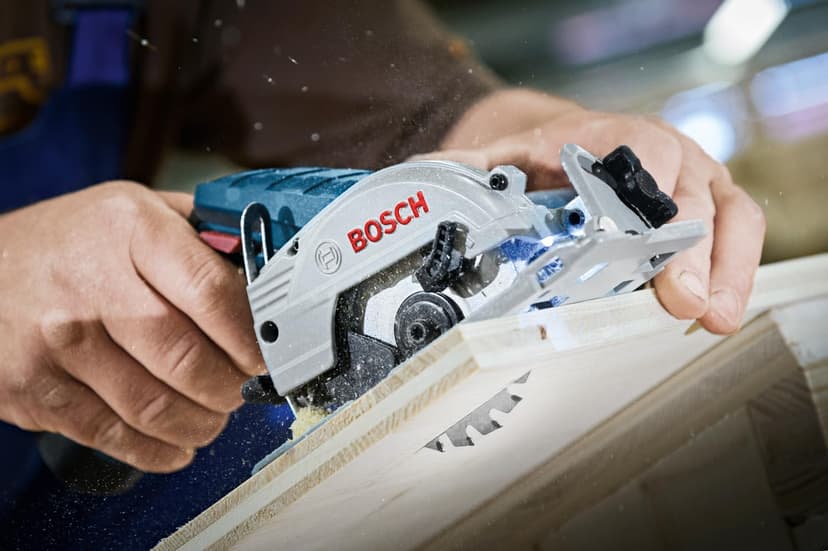 Bosch Professional 12V System scie circulaire sans-fil GKS 12V-26 (Ø de lame : 85 mm, avec 2 batteries 3,0Ah, chargeur rapide GAL 12V-40, calage L-BOXX, L-BOXX) - 4