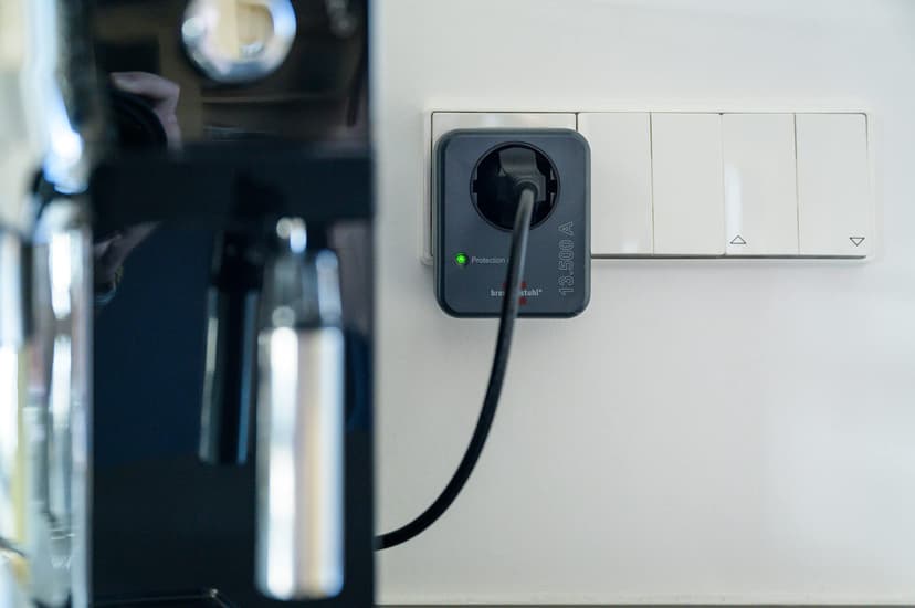 Brennenstuhl Steckdosenadapter mit Überspannungsschutz 13.500 A (Adapter als Blitzschutz für Elektrogeräte) anthrazit - 4