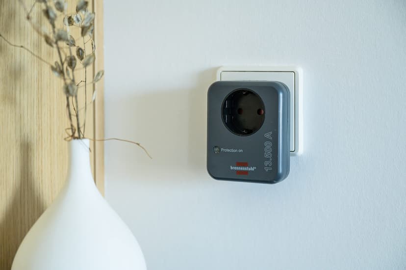 Brennenstuhl Steckdosenadapter mit Überspannungsschutz 13.500 A (Adapter als Blitzschutz für Elektrogeräte) anthrazit - 3