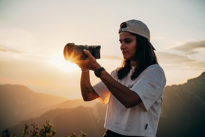Sony Alpha 7C II Compact Full-Frame Mirrorless Camera (33MP, 4K 60p Video, AI Autofocus, 7-stop IBIS, Vari-Angle Screen - Ideal for Hybrid Creators, Travel, Vlogging & Content) - 4