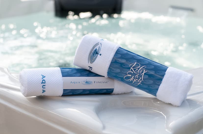 PoolSpezi AquaFinesse Boîte pour l'entretien de l'eau de jacuzzi et SPA avec granulés de chlore ou pastilles de chlore Édition limitée incl. serviette en éponge (pastilles) - 6
