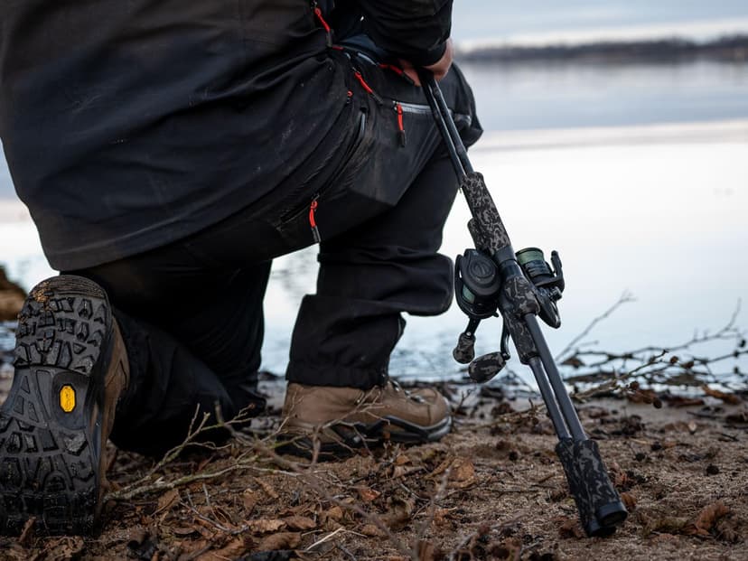 Abu Garcia MAX X Black Ops Casting Fishing Rod and Reel Combo, 1.98 m 10-40g, River Set, Baitcast Combos for Freshwater Predator Anglers, Pike Perch and Zander - Black - 5