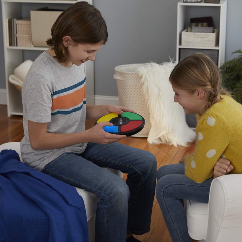 Hasbro Gaming Simon Classique, Jeu de Mémoire Électronique pour Enfants et Familles, dès 8 Ans, avec Sons et Lumières, Taille Compacte, Jeux de Voyage, Famille et Entre Amis - 5