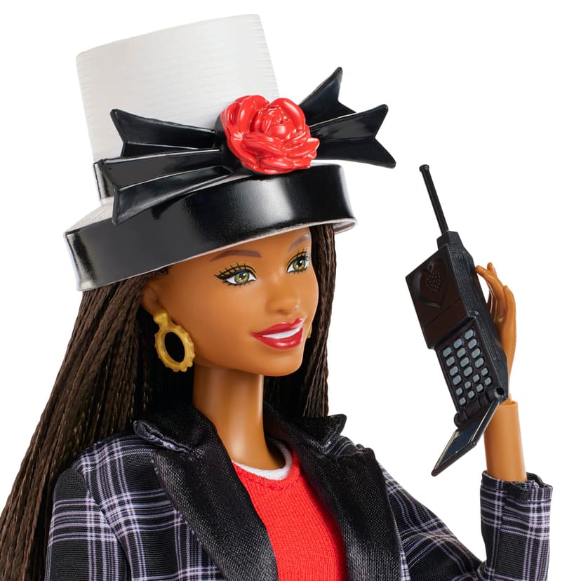 Barbie Signature Poupée Dionne de Clueless Collector avec Ensemble à Carreaux Noir et Blanc, Chapeau et Accessoire de téléphone Portable - 4