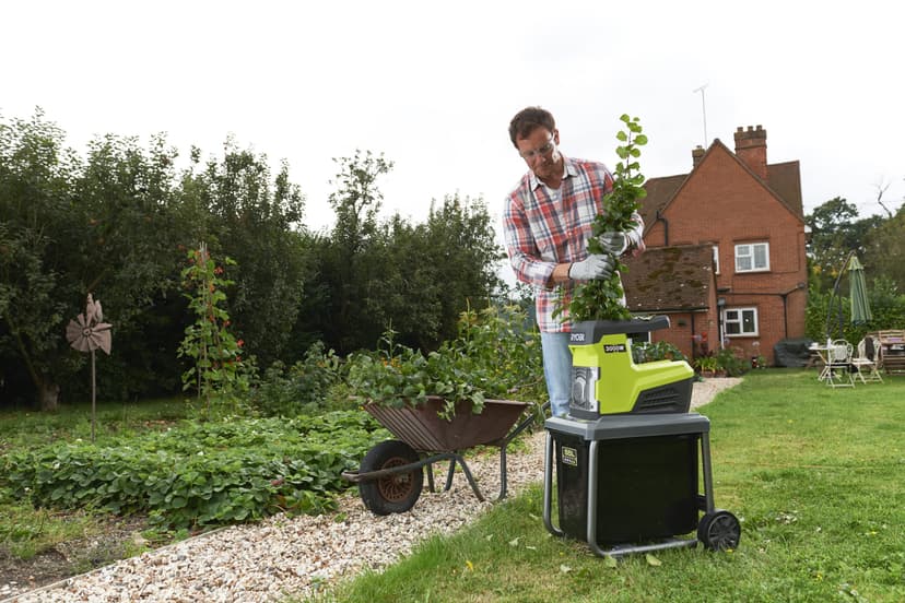RYOBI - Bio shredder 220 V, 3000 W with wheels – Maximum branch diameter 45 mm, Rotation Inversion, Overload Protection, Manifold Tray 200 kg/h – 55 L, Push Button – RSH3045U - 4